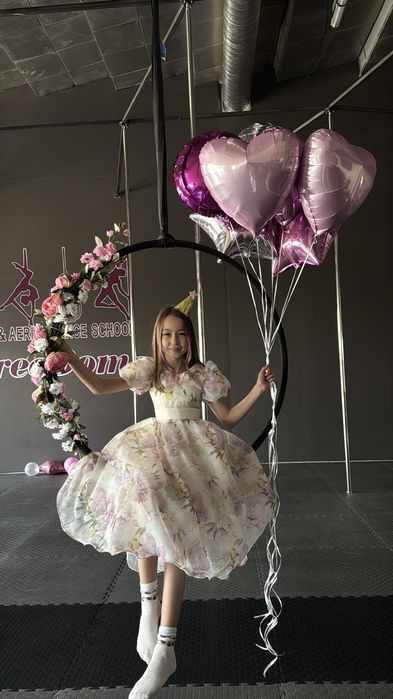 Нарядне святкове плаття для дівчинки

116-140 CM