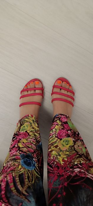 Macacão colorido e decotado de verão. Muito fresco. Usado