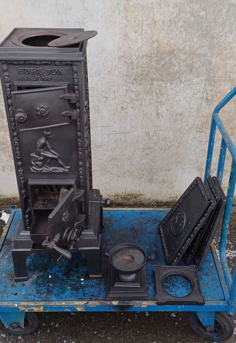 Pięknie prezentujący się żeliwny piecyk.