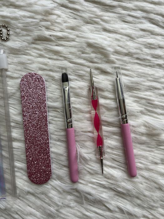 zestaw pędzelków do paznokci