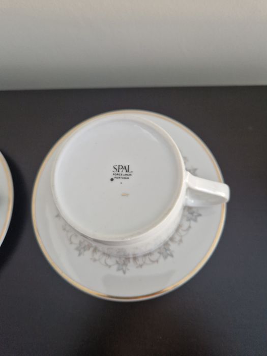 Chávenas de chá e respetivos pires, em porcelana SPAL