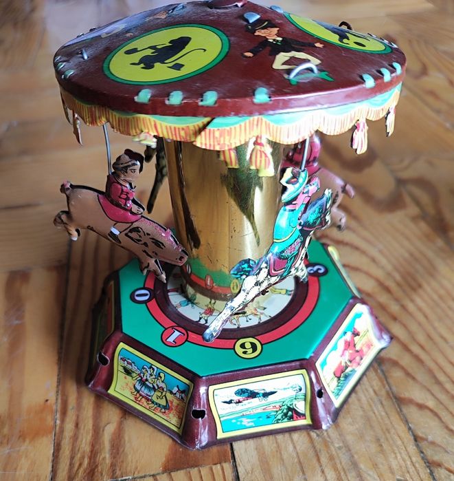 Carrocel antigo de lata