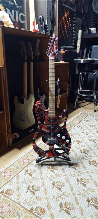 Vendo guitarra personalizada peça única  homenagem a EVH