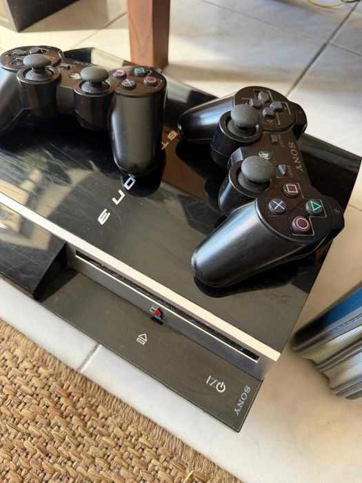 Vendo PlayStation 3 Fat (modelo com 2 portas USB), em excelente estado e a funcionar perfeitamente.