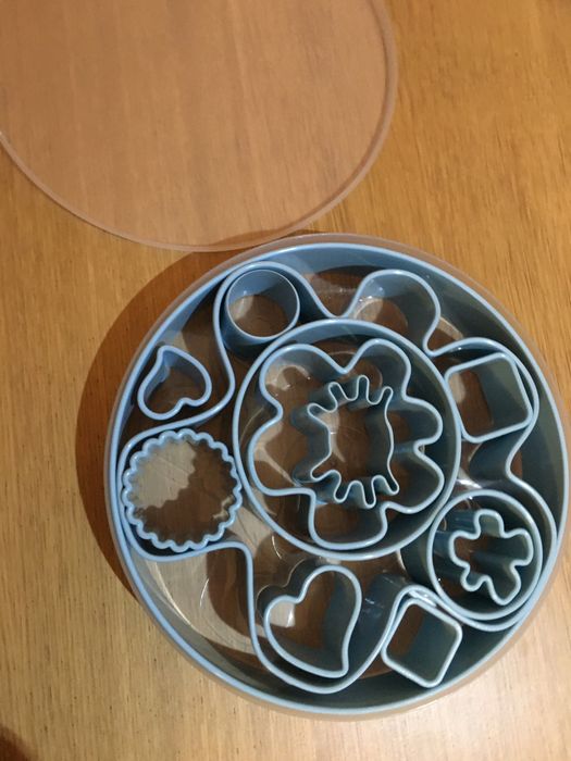 Caixa com Moldes para bolos novo64287092284802121
