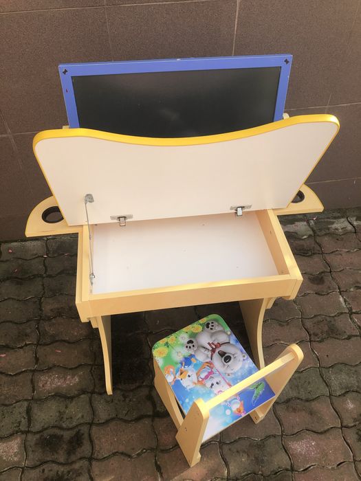 Дитяча парта з дошкою і стільцем