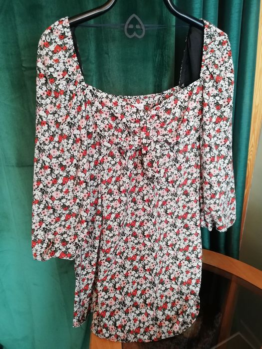 Sukienka w kwiaty bufiaste rękawy