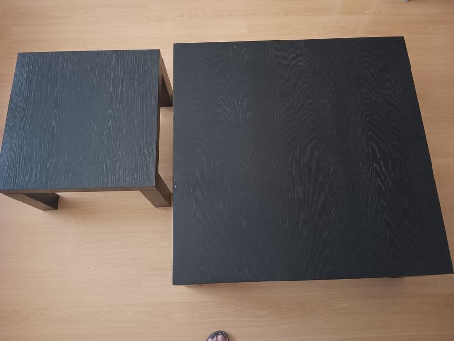 Conjunto de duas mesas quadradas em madeira.