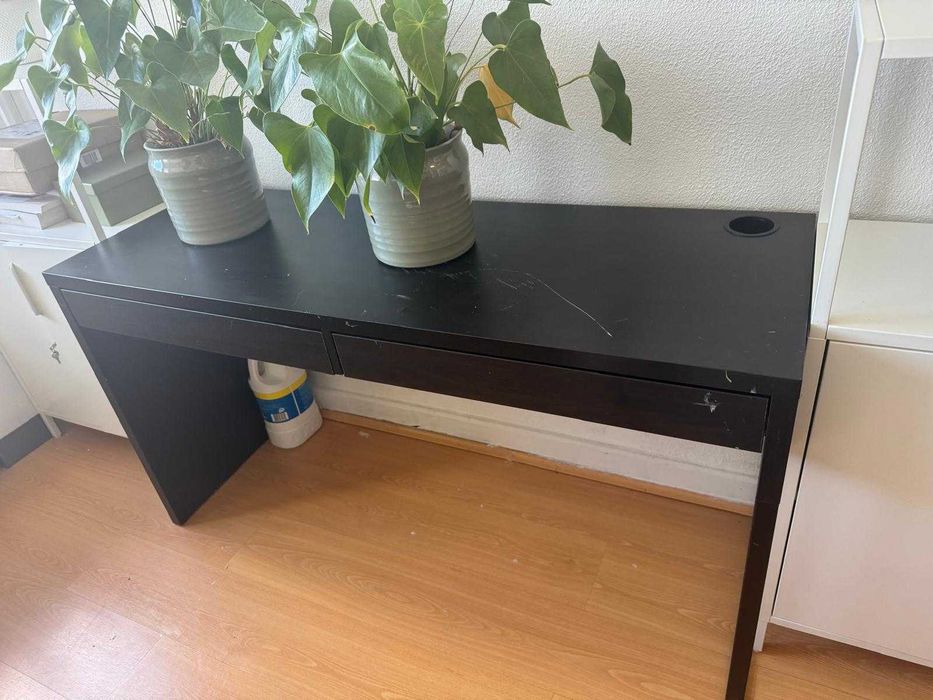 Secretária IKEA madeira preta  (pagamentos a dinheiro)