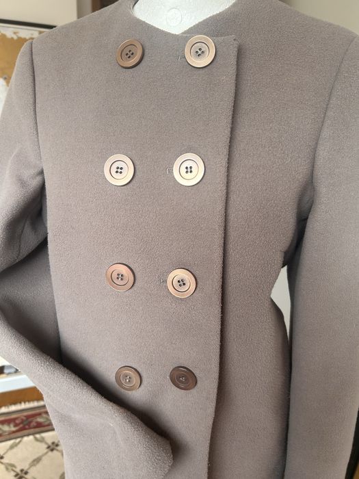 Vendo casaco comprido da marca Mo Urban, num tom cinzento-acastanhado/fudge muito versátil e elegante.