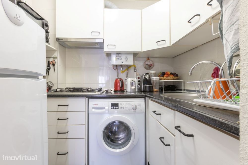 Apartamento T1 com cozinha separada e luz natural