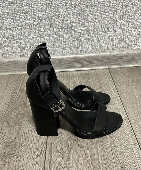 Чорні шкіряні босоніжки на каблуку