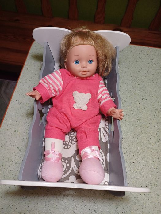 Kołyska plus lalka interaktywna.