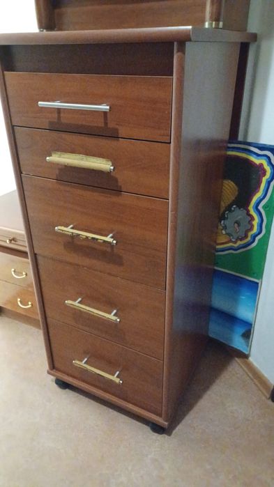 Móvel em madeira  com 5 gavetas