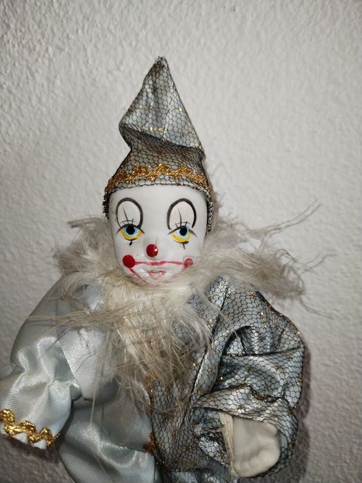 Palhaço com cara pés e mãos em porcelana, roupa em cetim e renda