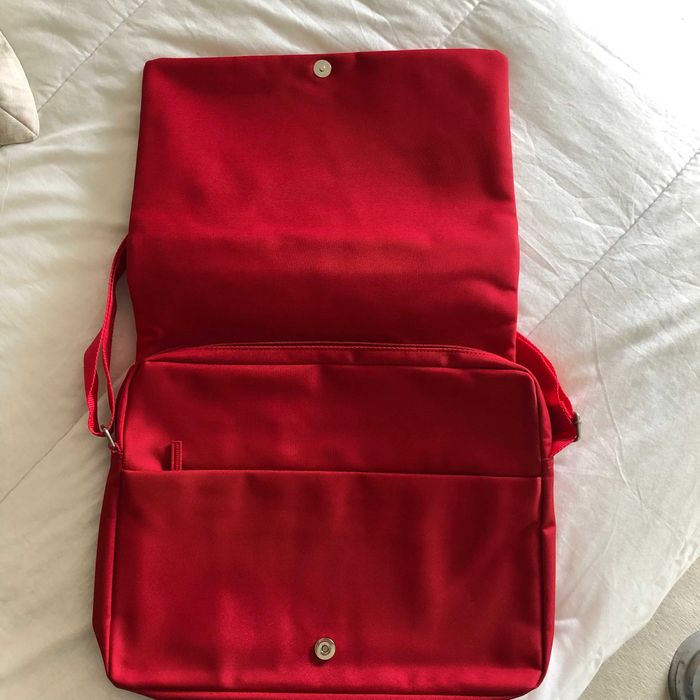 Red Laptop and Document Folder64564064268033123