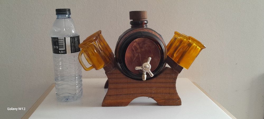 Barril decorativo em loiça e copos vidro