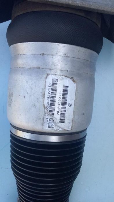 Пневмостойка передняя правая Volkswagen Touareg пневмо стойка права