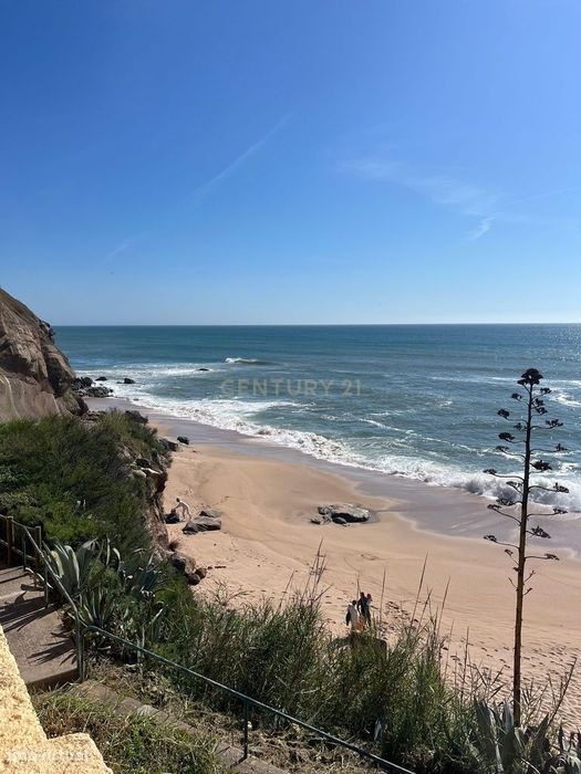 Moradia T4 em condomínio fechado com piscina, vista mar e walking dist