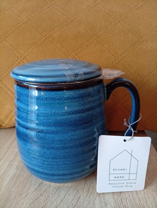 Elegancki kubek do parzenia kawy w niebieskim, dekoracyjnym kolorze