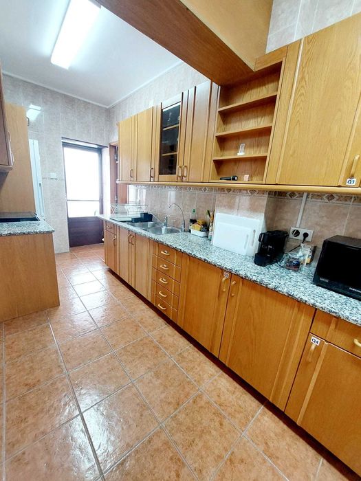 Quarto com Varanda e muita Luz, em Almada