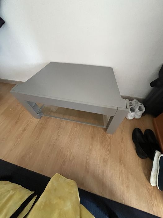 Mesa de TV Cinzenta com Prateleiras de Vidro - Moderna e Funcional!