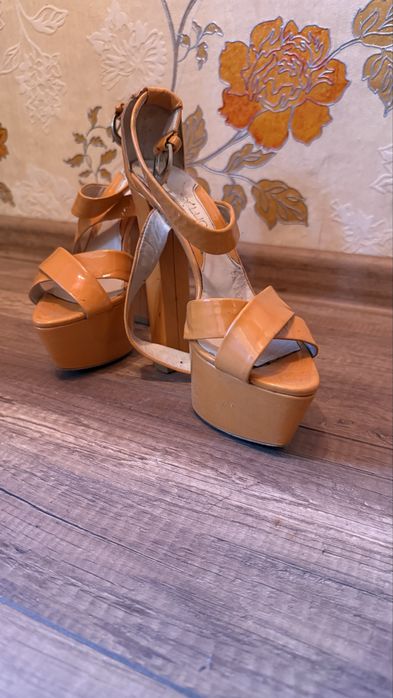 Босоножки  на каблуке