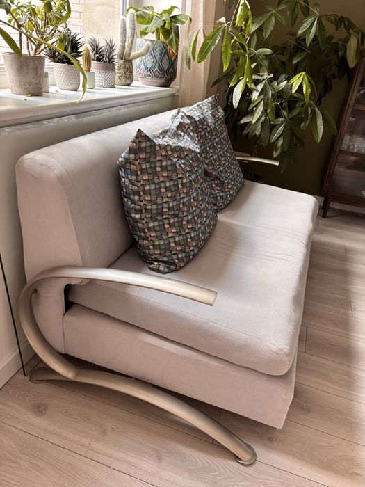 Szara sofa z poduszkami