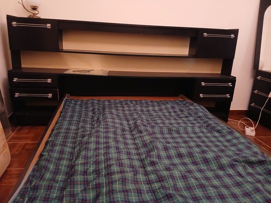Cama de casal com cabeceira, aparador e espelho