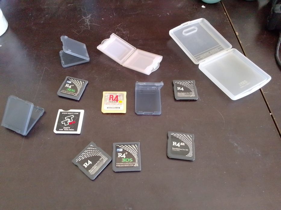 Lote de cartões flashcard R4 e DSTT para consolas da família Nintendo DS