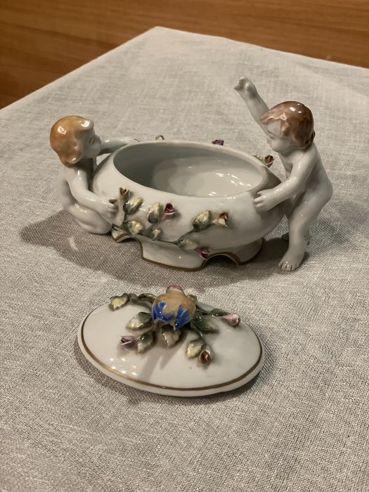 Caixa porcelana em otimo estado