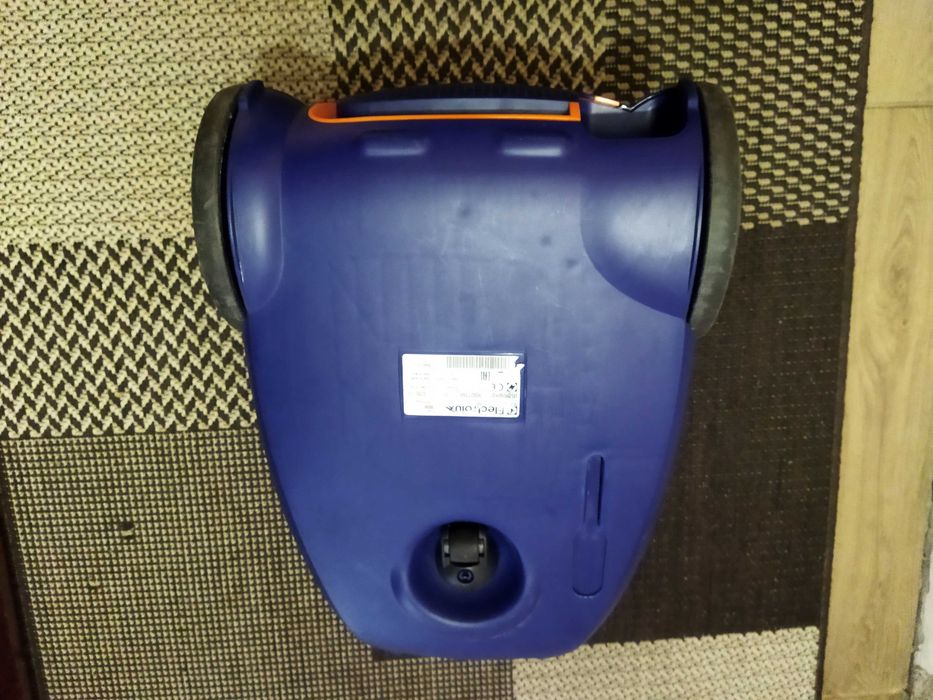 Пылесос ELECTROLUX с мешком для мусора 1800W.