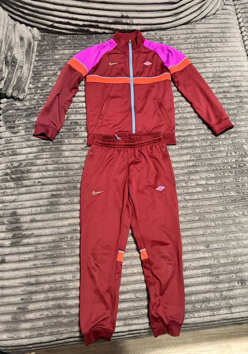 Dres dla dziewczynki 122-128 idealny stan NIKE