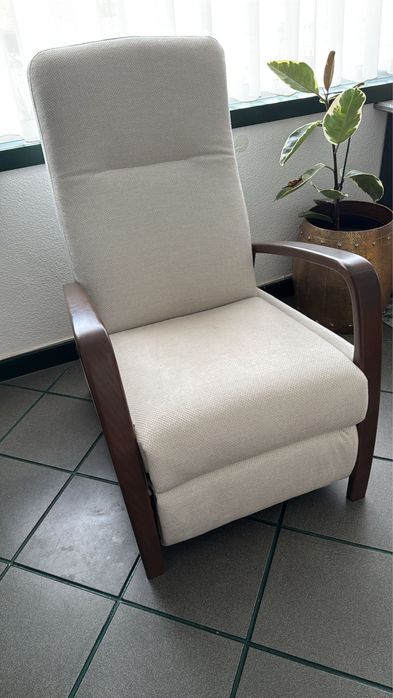 Cadeirão em tecido branco