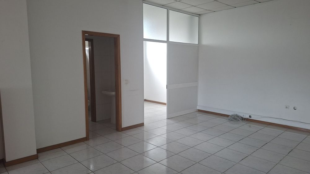 Armazém - Pavilhão Industrial //Esmeriz 500m2