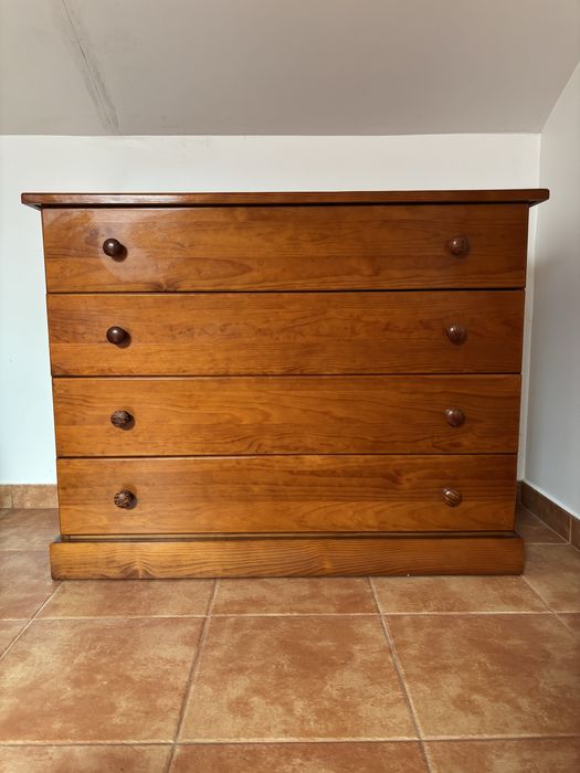 Cómoda com 4 gavetas
