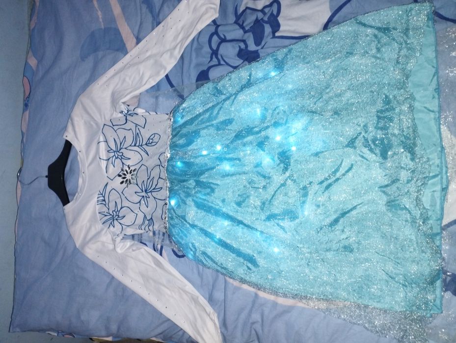 Stój Elza  sukienka świecąca i dodatki