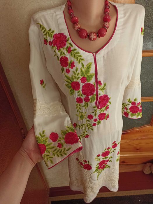 Вишукана та неймовірно розкішна вишита біла сукня "Квітка" 46 розмір