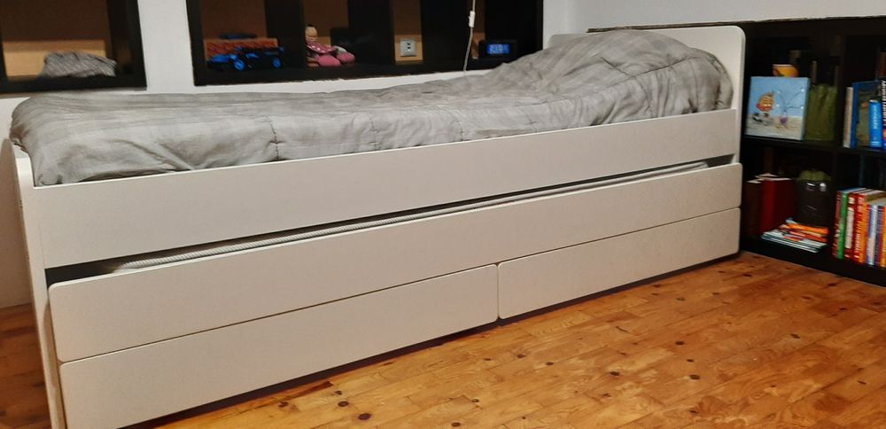 Cama de solteiro com gavetão e arrumação IKEA