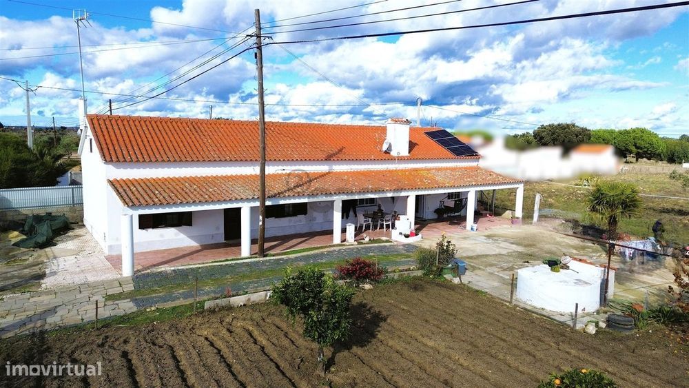 2 Habitações, Anexo e 1200 m² de terreno na Aldeia dos Bicos