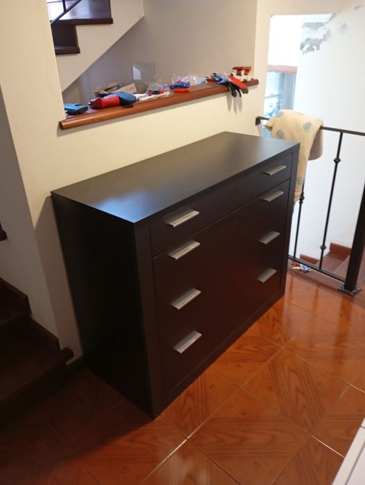 Cómoda preta com 4 gavetas