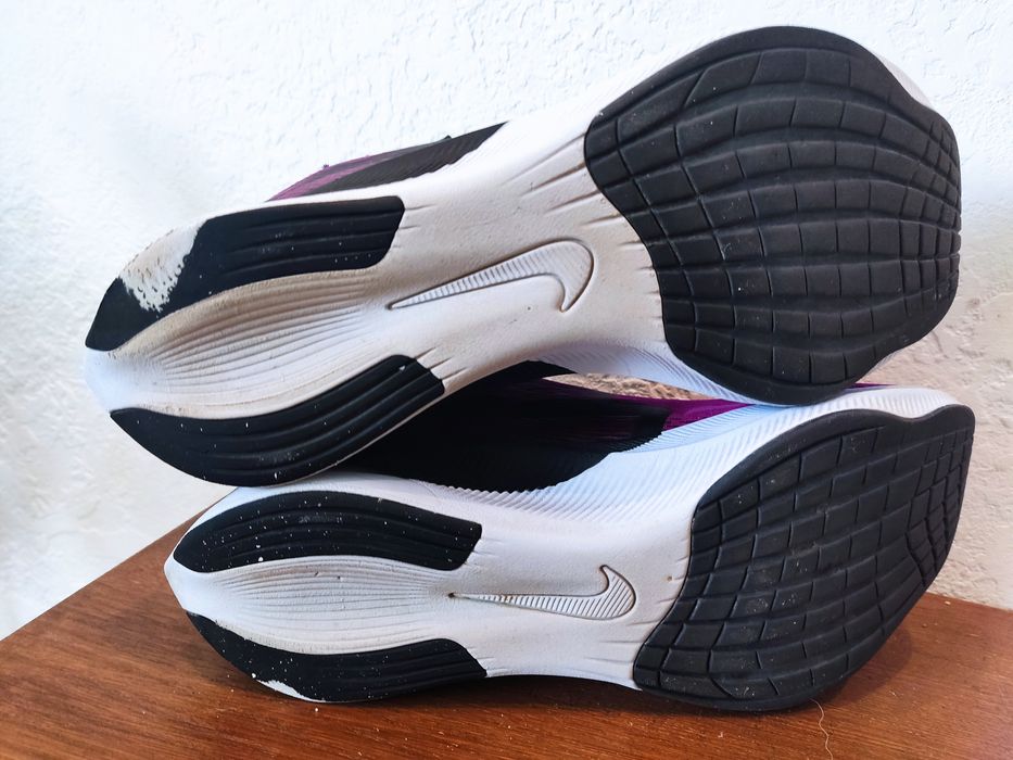 Бігові кросівки Nike Zoom Fly 4  розмір 37.5