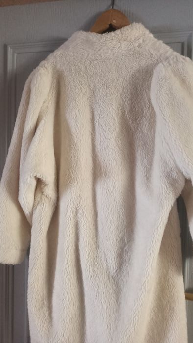 Miś, śmietankowy płaszczyk