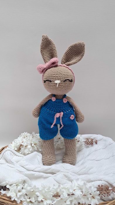 Króliczek w spodenkach - ręcznie robiona maskotka z włóczki