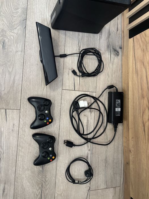 Xbox 360 + 2 pady + kinect