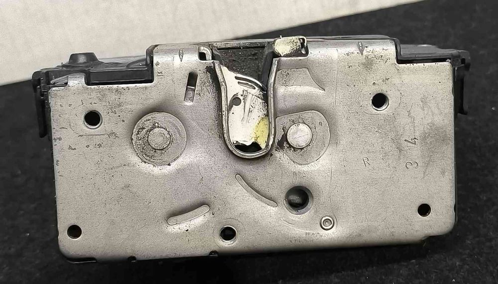 Fechadura / Fecho Porta Trás Direito 13258267 - OPEL CORSA D