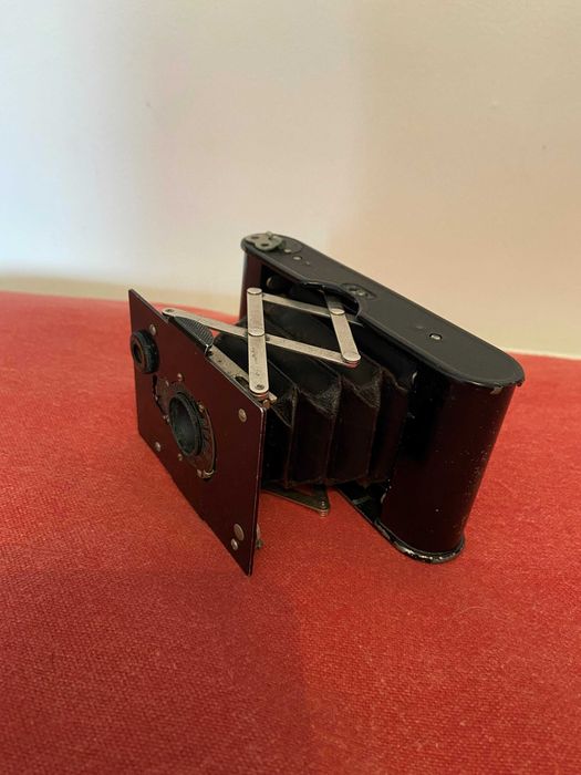 Máquina fotográfica muito antiga Kodak, com estojo