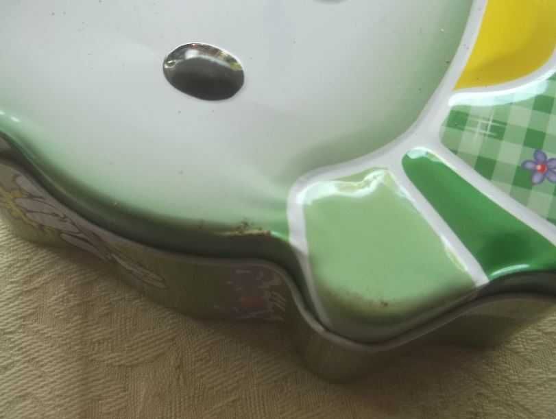 Venda Solidária - Mealheiros de lata, formato Hello Kitty