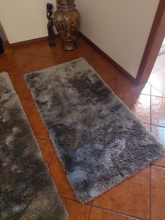 Venda de 2 tapetes cinzentos de pelo