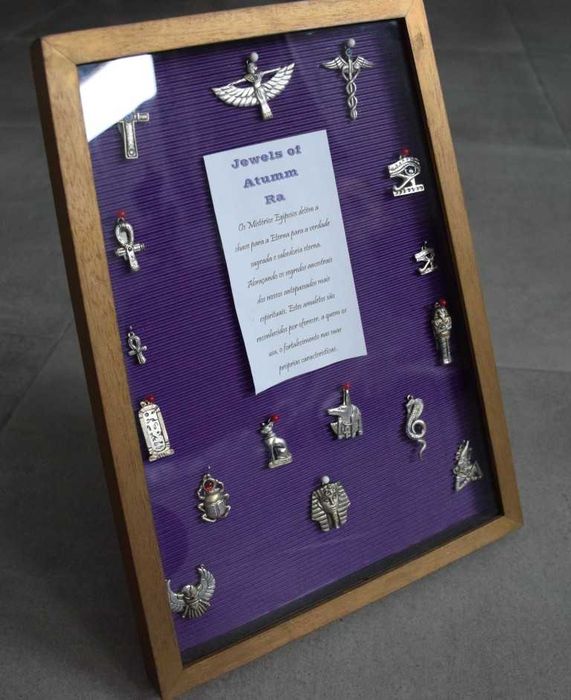Quadro com 16 medalhas com símbolos Atum Ra (Antigo Egito)